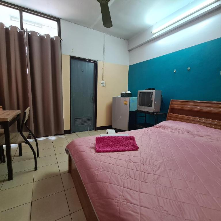 Postel nebo postele na pokoji v ubytování Roong-Arun Apartment
