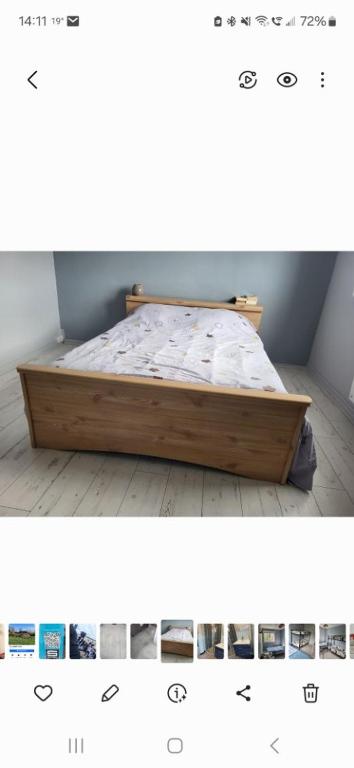 une photo d'un lit dans une chambre dans l'établissement Cognac, à Cognac