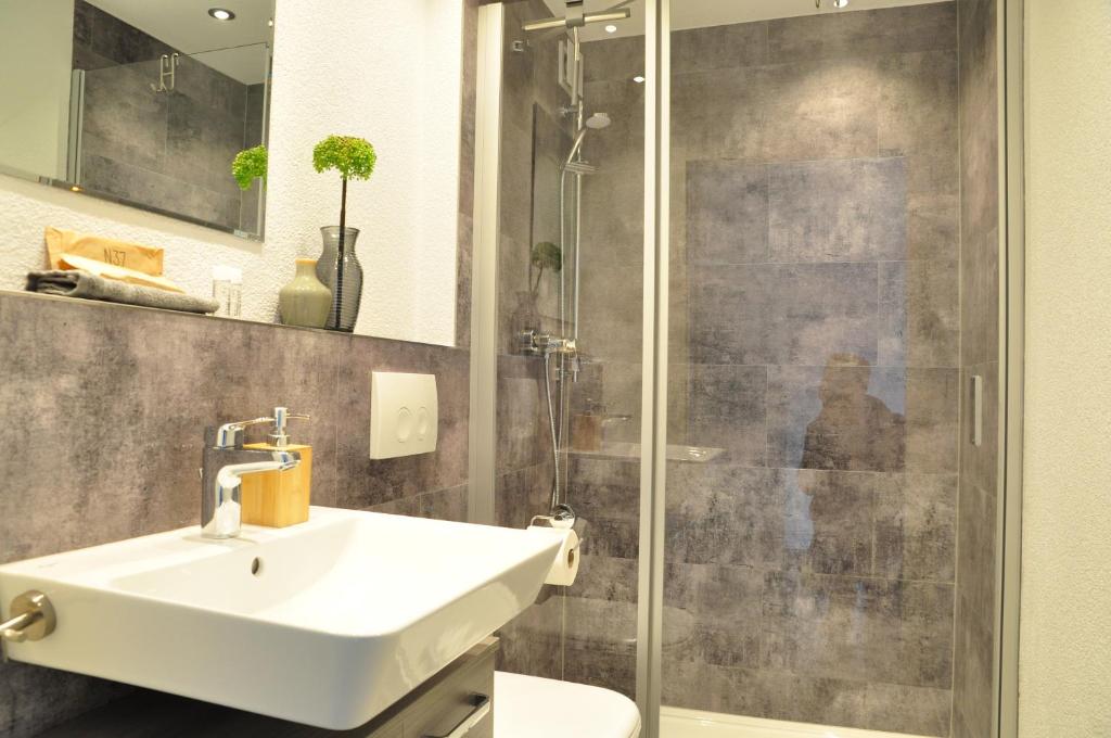 N37 -modern eingerichtete Zimmer in ruhiger Lage - Single Room With Private Bathroom