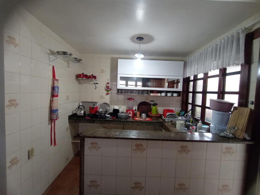 eine Küche mit Spüle und Arbeitsplatte in der Unterkunft Casa em carragua in Caraguatatuba