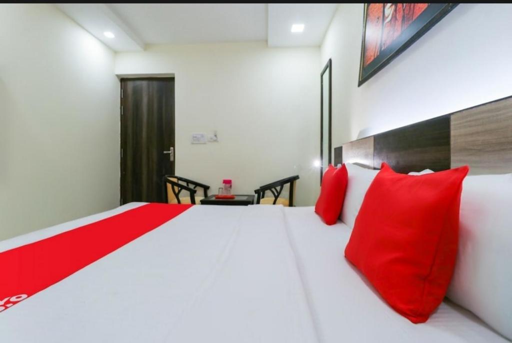 Postel nebo postele na pokoji v ubytování Hotel ShivMurti Classic