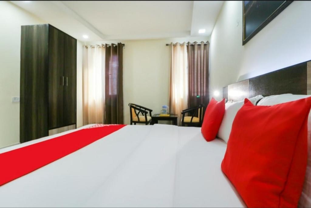 Postel nebo postele na pokoji v ubytování Hotel ShivMurti Classic