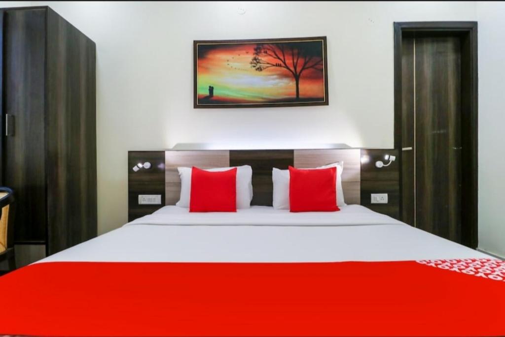 Postel nebo postele na pokoji v ubytování Hotel ShivMurti Classic
