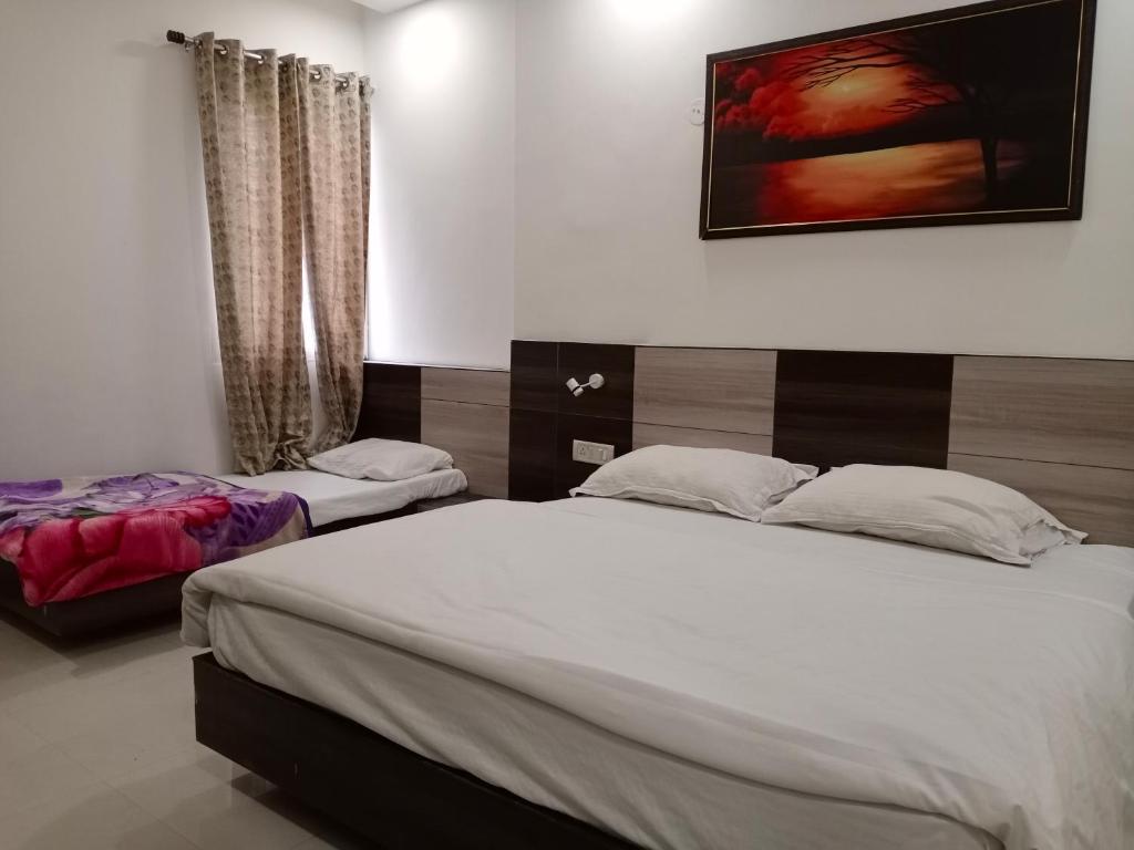 Postel nebo postele na pokoji v ubytování Hotel ShivMurti Classic