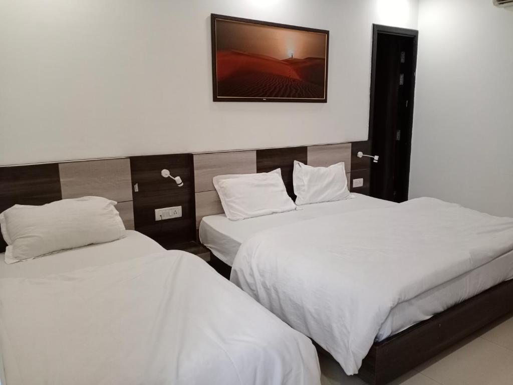 Postel nebo postele na pokoji v ubytování Hotel ShivMurti Classic
