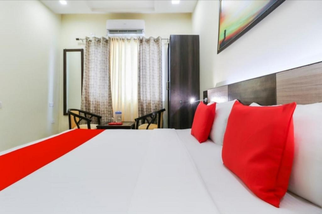 Postel nebo postele na pokoji v ubytování Hotel ShivMurti Classic