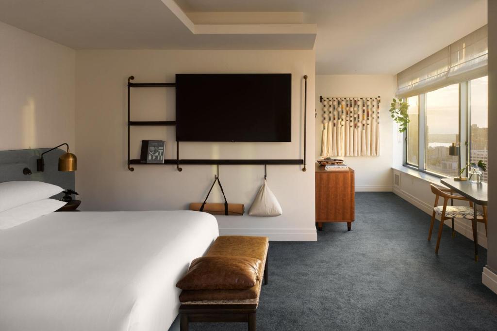 Alma San Diego Downtown, a Tribute Portfolio Hotel - Premium King Room With Balcony And City View
