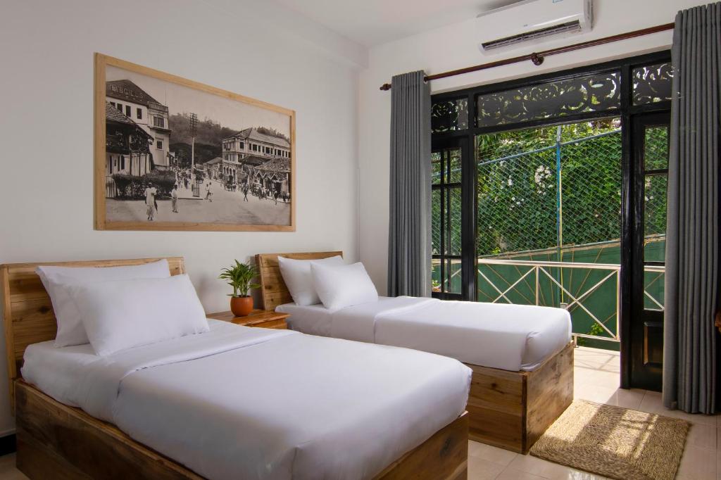 Postel nebo postele na pokoji v ubytování BYLAKE Kandy