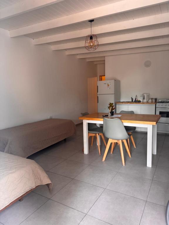 Habitación con mesa, cama y cocina. en Dpto 4 pers, en Monte Hermoso