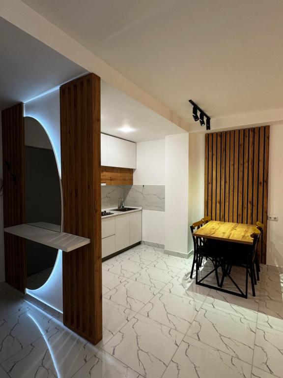 una cucina e una sala da pranzo con tavolo di White Bridge Riverside a Kutaisi