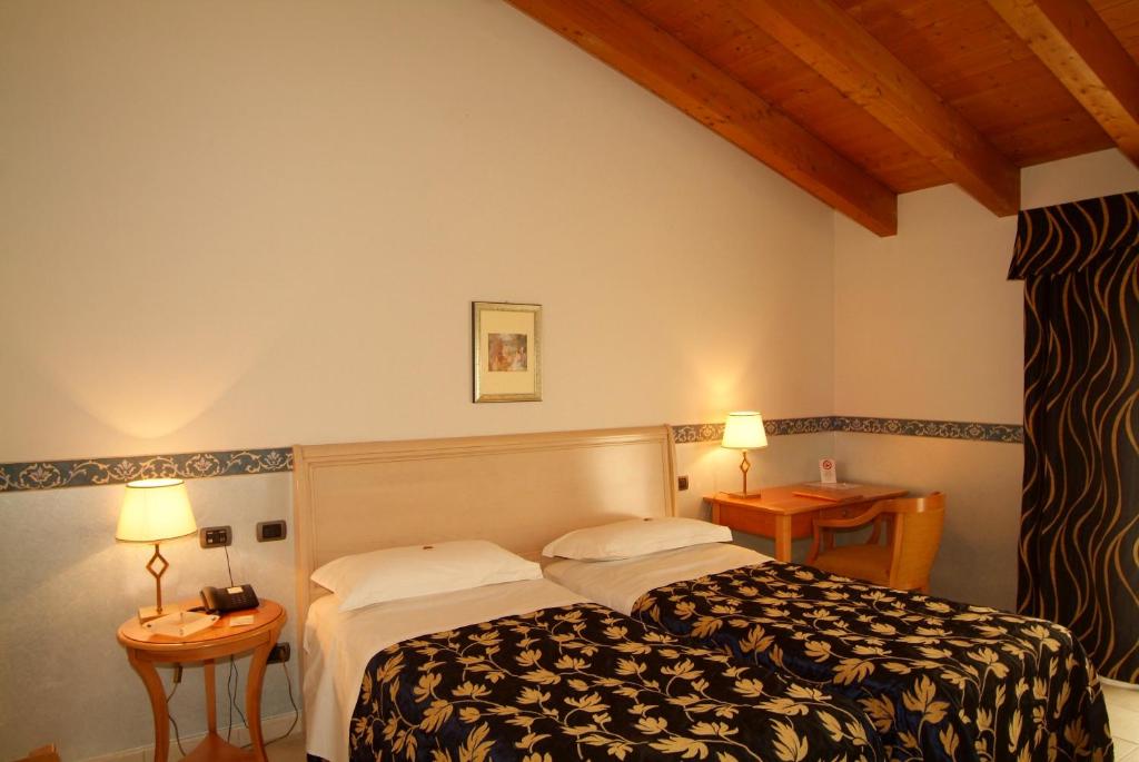 เตียงในห้องที่ Hotel Ristorante Novecento