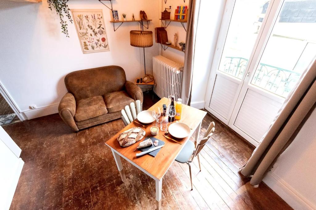 un salon avec une table et une chaise dans l'établissement Lulu la Brocante - Hypercentre - Gare, à Angers