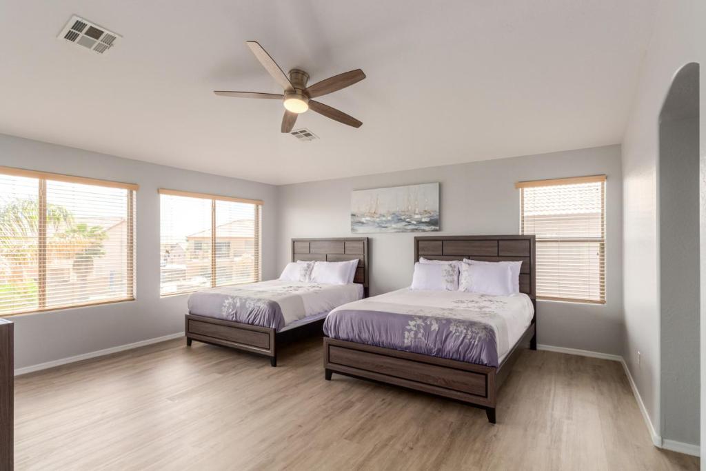 Ένα ή περισσότερα κρεβάτια σε δωμάτιο στο Sapphire Bliss Retreat Heated Pool BBQ By Relaxtay