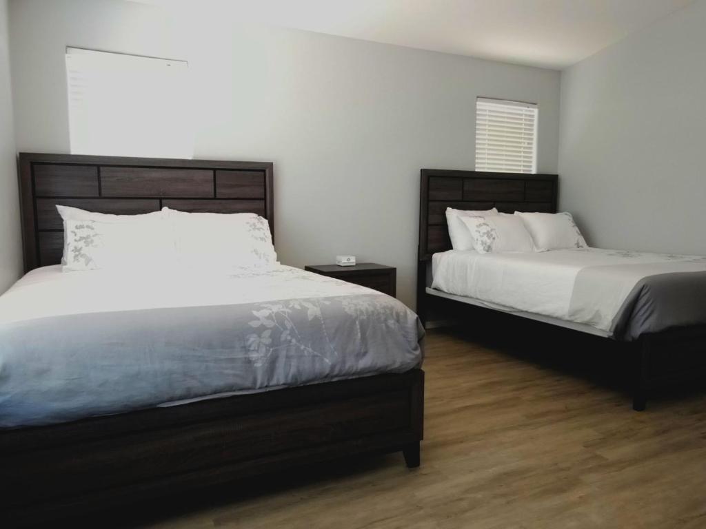 Un dormitorio con dos camas y una ventana. en 4 Season Spa Heated Dream Pool Jacuzzi Sauna, en Casa Grande