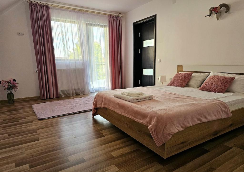 Postel nebo postele na pokoji v ubytování Pitesti House