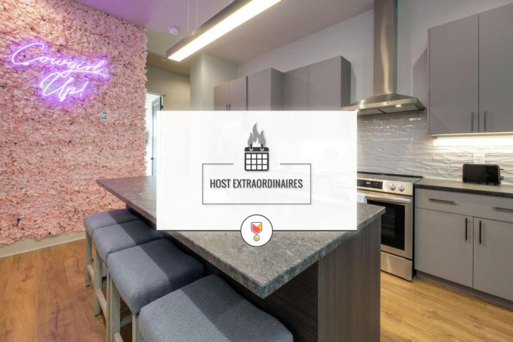 una cocina con una barra con un letrero que lee solo transformaciones en Cowgirl Up 4BD 4.5BTH Rooftop Views, en Nashville