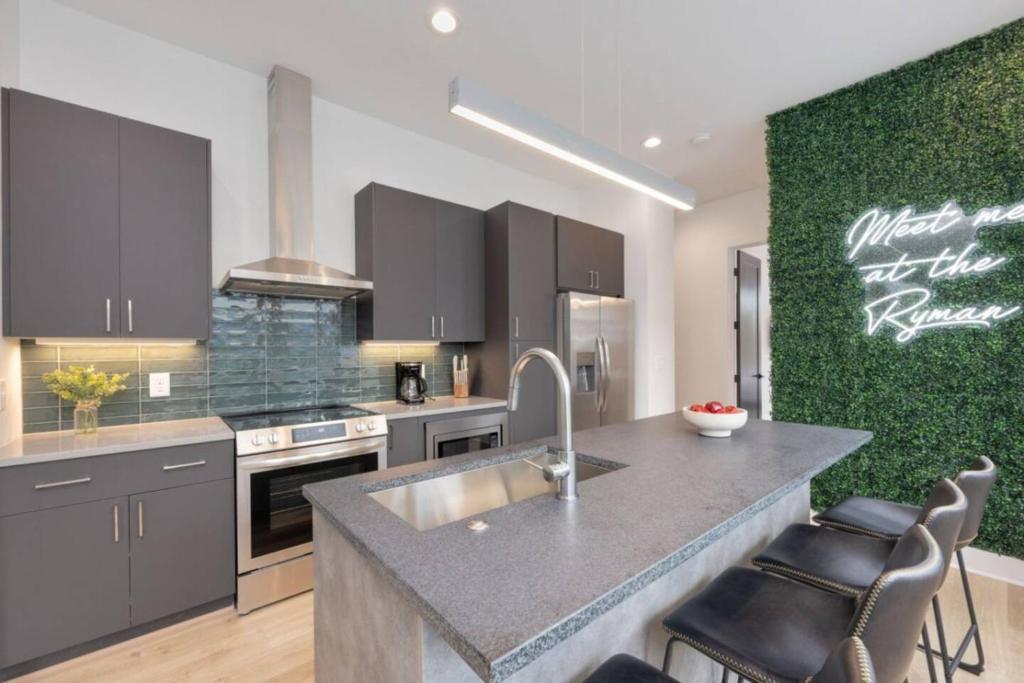 Η κουζίνα ή μικρή κουζίνα στο The Ryman 4 Bedroom Haven with Scenic Rooftop