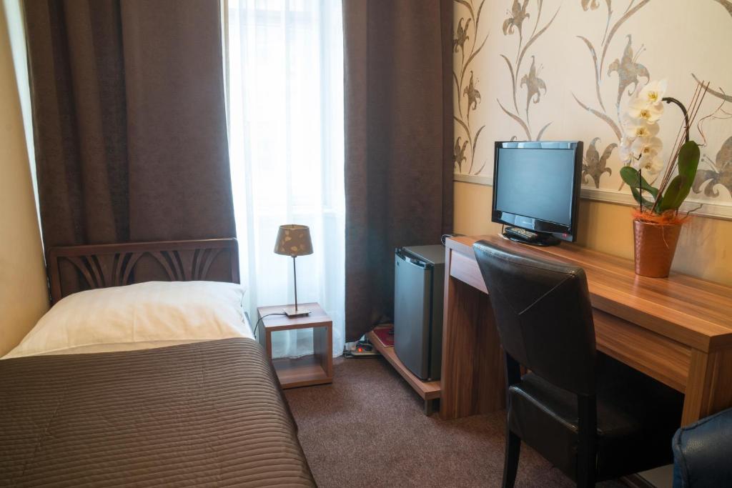 TV a/nebo společenská místnost v ubytování Hotel Bajazzo