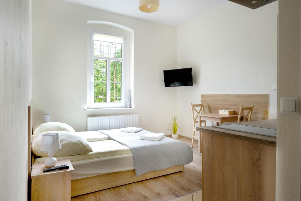 Giường trong phòng chung tại 4 Apartamenty W Centrum