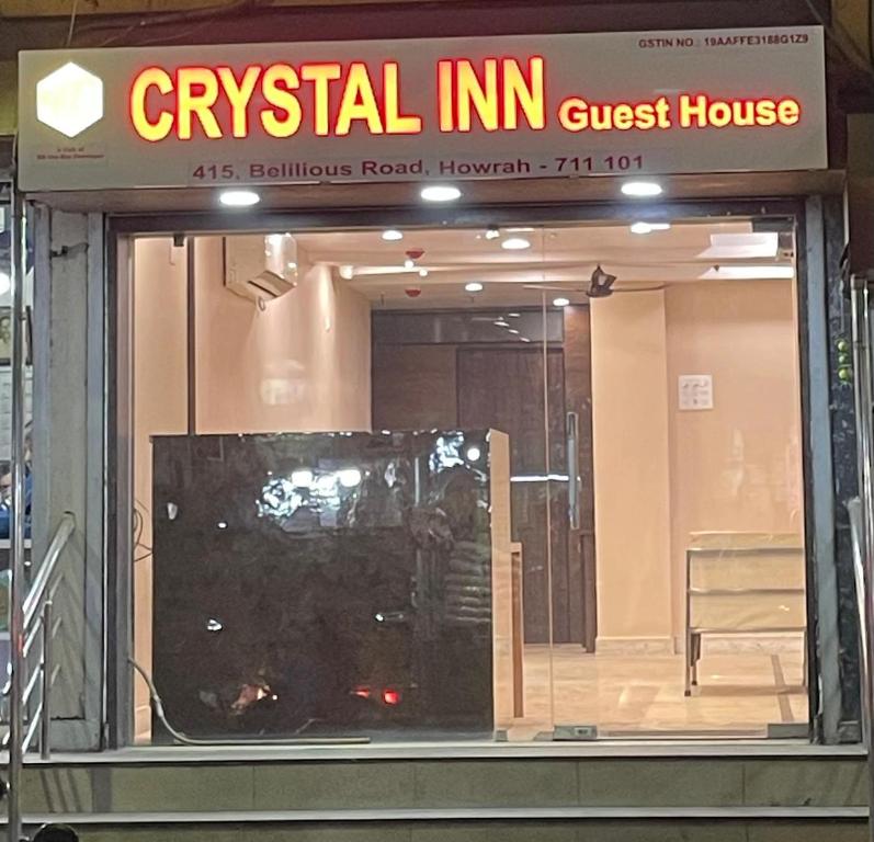 una finestra di vetro di una struttura in un negozio di Crystal Inn a Salkhia