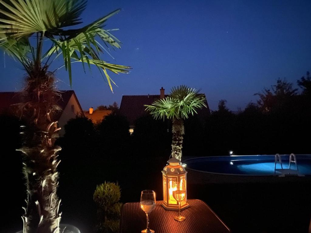 La alberca dentro o cerca de Komfortný apartmán so záhradou a súkromným parkoviskom - 24h self check-in