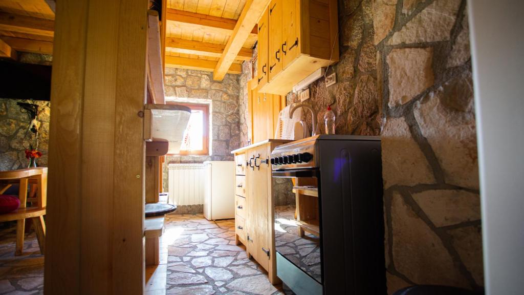 Kuchyň nebo kuchyňský kout v ubytování BB Etno House