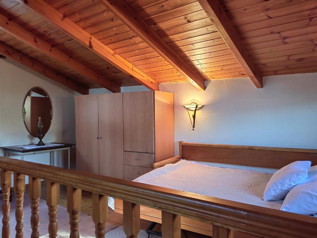 Postel nebo postele na pokoji v ubytování Plataniotissa Mansion