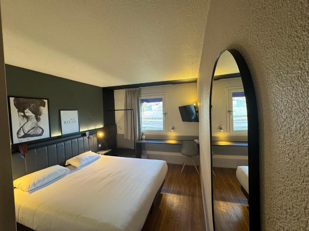 Postel nebo postele na pokoji v ubytování Tulip Inn Beaune