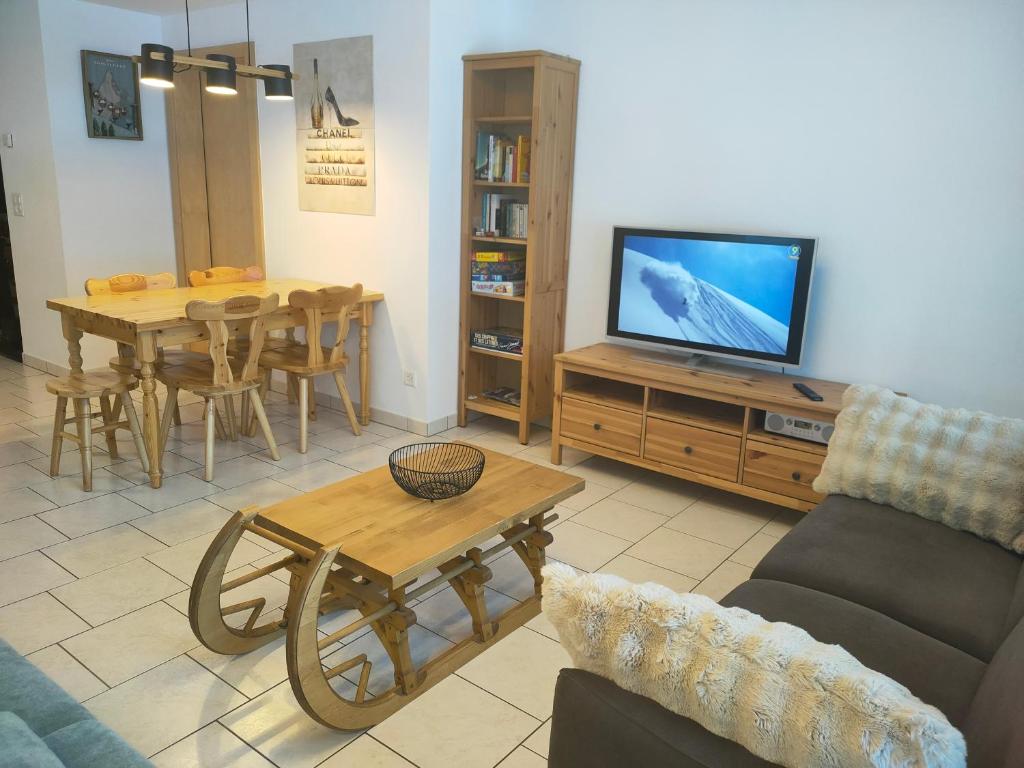 TV a/nebo společenská místnost v ubytování Studio au pied de la télécabine, SaastalCards Saas-Fee