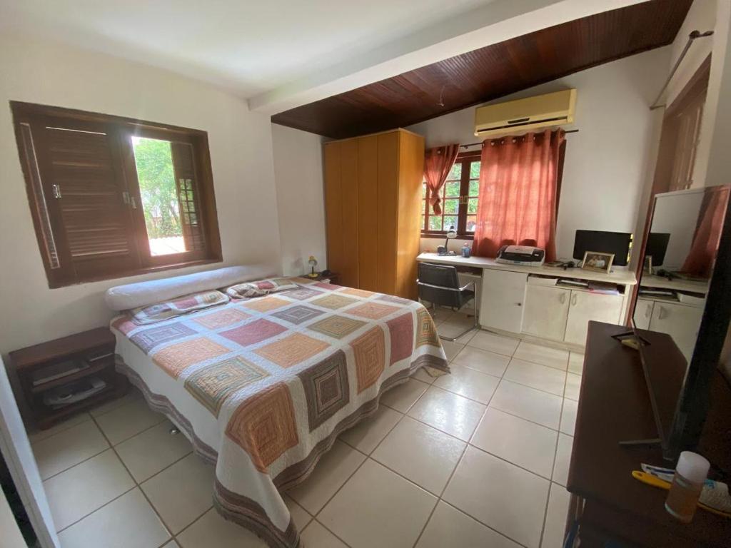 una camera con letto e cucina di Linda casa no centro de Penedo a Itatiaia