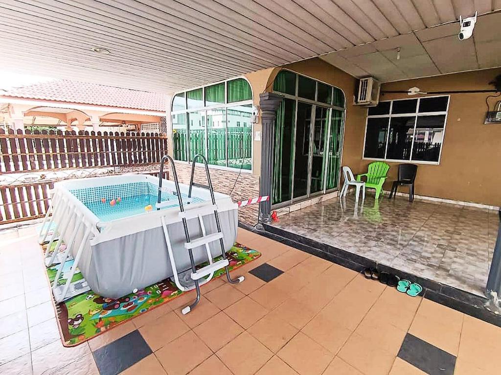 une maison avec une piscine sur une terrasse dans l'établissement D'Amal Homestay Alor Setar, à Alor Setar