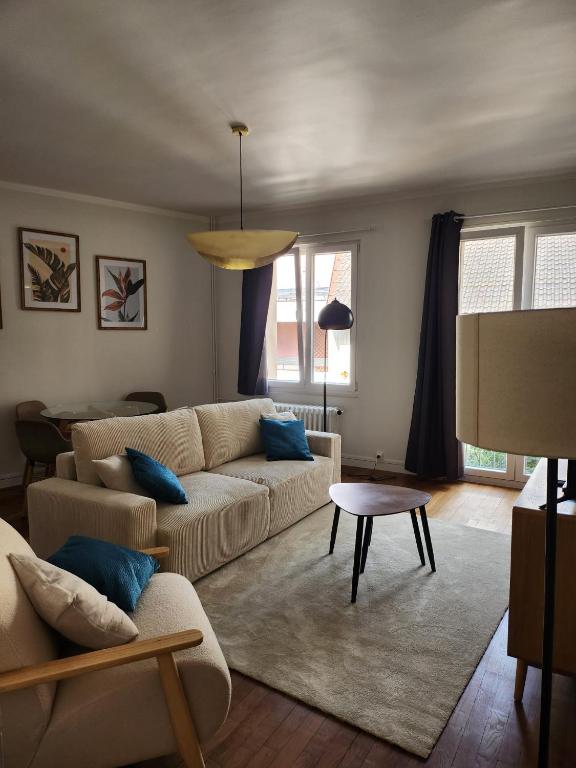 un salon avec un canapé et une table dans l'établissement Berges du Léman-cœur de Thonon, à Thonon-les-Bains