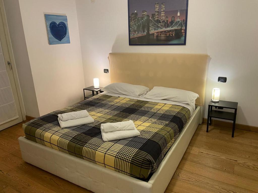 sypialnia z łóżkiem z 2 poduszkami w obiekcie La Supernova w Bergamo
