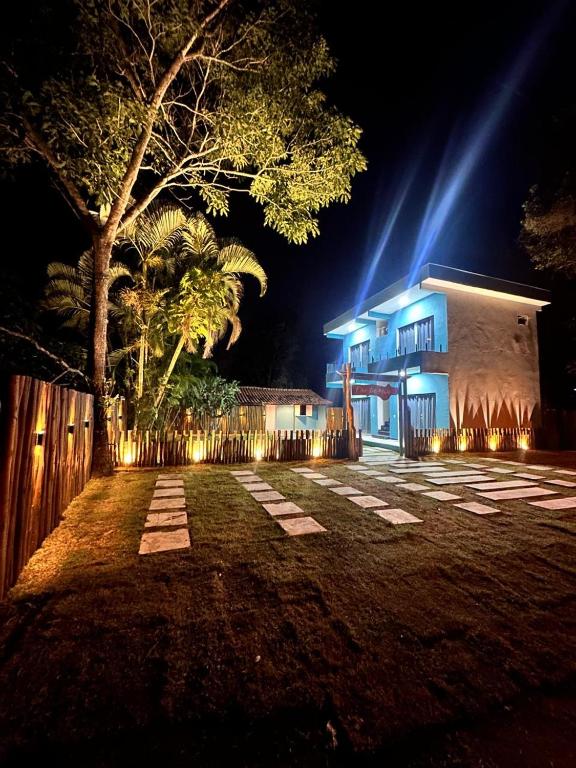 ein Haus mit Lichtern davor in der Nacht in der Unterkunft Suítes Flor de Maio in Porto Seguro