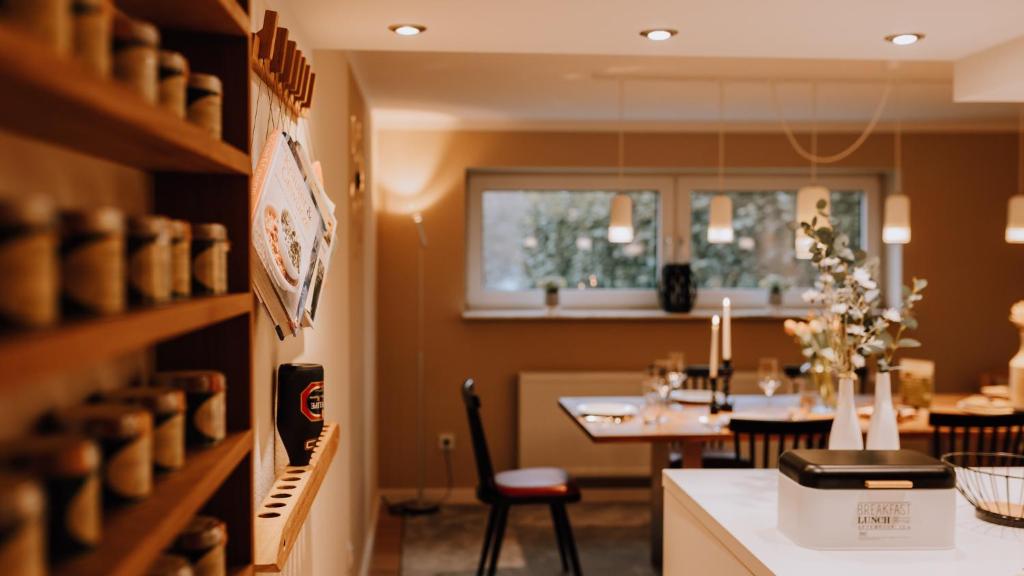 Restaurace v ubytování Hollands Ferienhaus Genuss am Wald mit Stil 2 SZ Fahrradgarage Klimaanlage