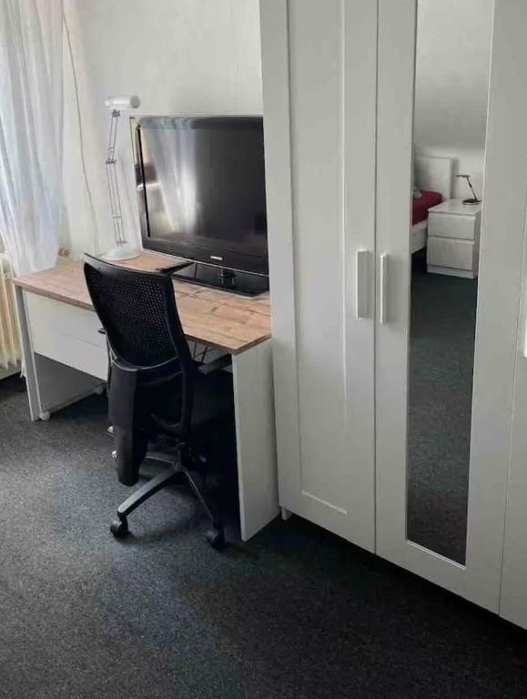 an office with a desk with a computer and a chair at Möbliertes Zimmer Brühlstraße 55 in Karlsruhe