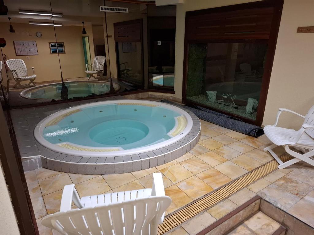 Bazén v ubytování Le Nid d'aigle apt Leysin centre avec forfait piscine sauna jacuzzi en option nebo v jeho okolí