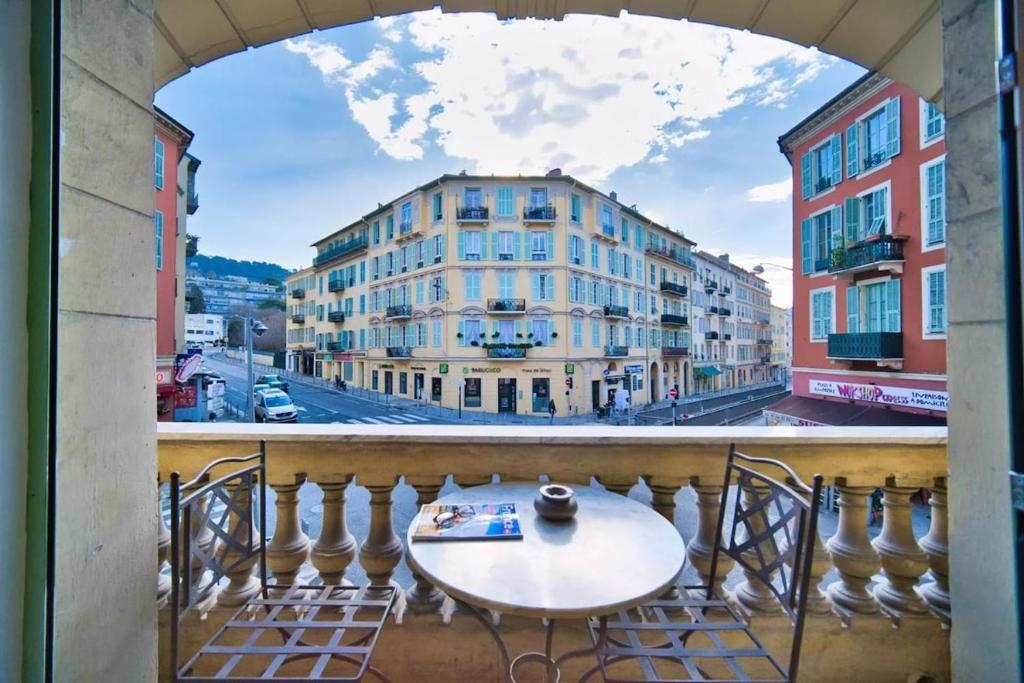 - un balcon avec une table et des chaises dans l'établissement Port of Nice - Scooters Included, à Nice