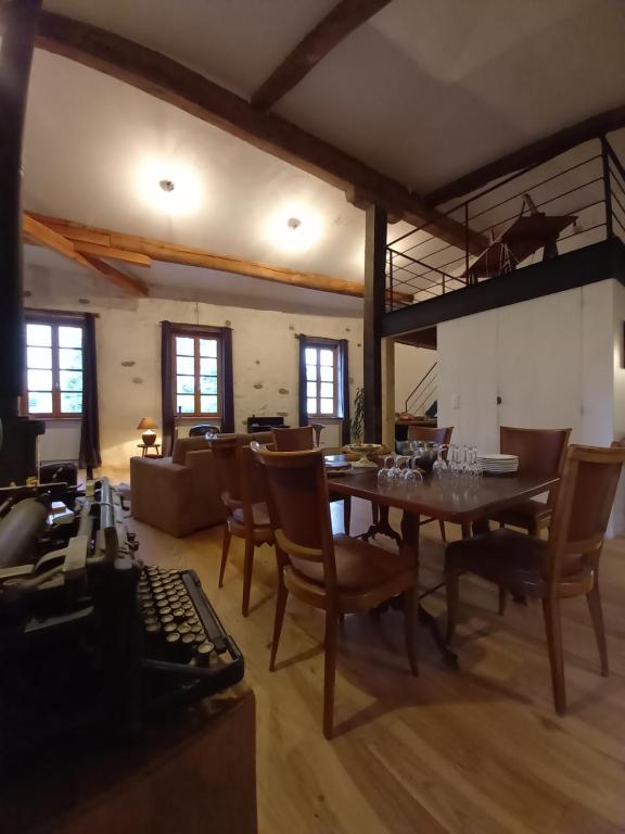 un salon avec une table, des chaises et un canapé dans l'établissement Loft Sur l'Alzeau, à Montolieu
