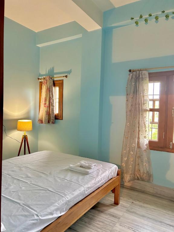 Postel nebo postele na pokoji v ubytování Riverside Homestay