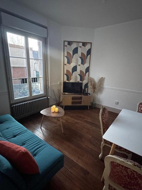 un salon avec un canapé et une table dans l'établissement Maison Jean-Pierre, à Magenta