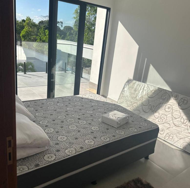 En eller flere senge i et værelse på Praia e conforto