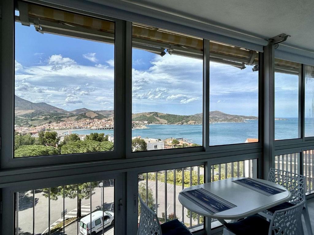 Cette chambre avec fenêtres offre une vue sur l'océan. dans l'établissement Appartement 2 pièces en duplex BANYULS SUR MER BN100-C232, à Banyuls-sur-Mer