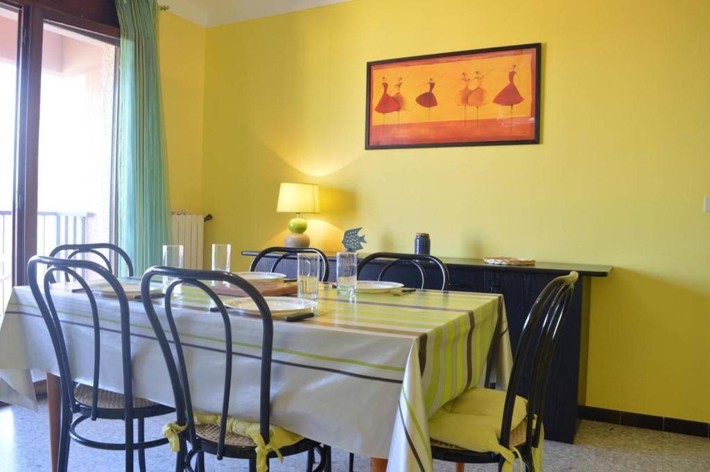 une salle à manger avec une table, des chaises et une photo dans l'établissement Appartement 2 pièces BANYULS SUR MER BN070-310, à Banyuls-sur-Mer