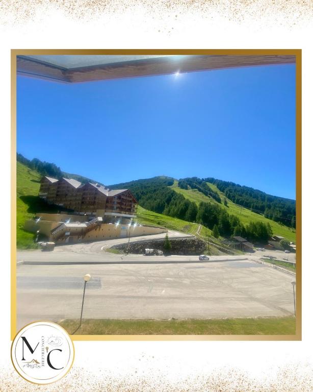 - une vue depuis la fenêtre d'un parking dans l'établissement Studio Proche piste les étoiles La Foux, à Allos