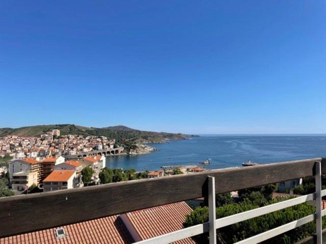 d'un balcon offrant une vue sur la ville et l'océan. dans l'établissement Appartement T3 Mezzaine BANYULS SUR MER BN050-H07, à Banyuls-sur-Mer