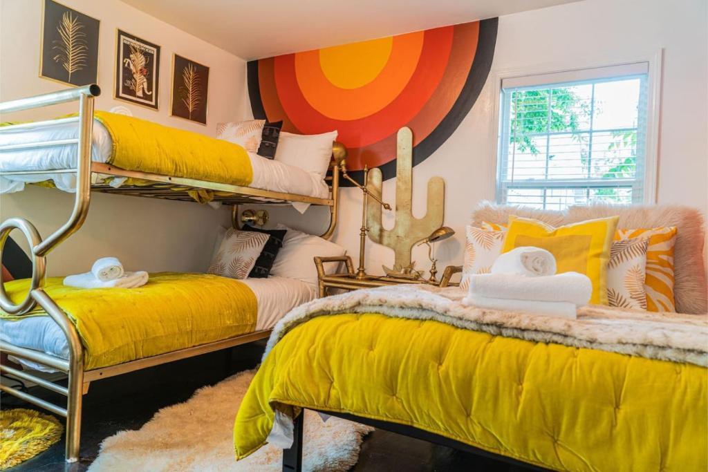 1 dormitorio con 2 literas con sábanas amarillas en Eccentric Bungalow East Nash Unique Design, en Nashville