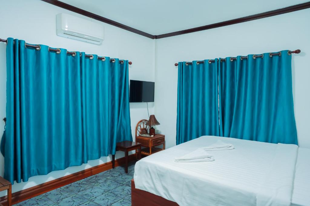 Postel nebo postele na pokoji v ubytování Vientiane Ruby Riverside Hotel