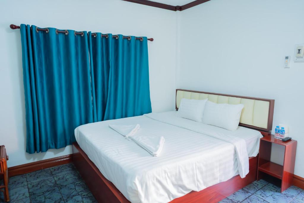 Postel nebo postele na pokoji v ubytování Vientiane Ruby Riverside Hotel
