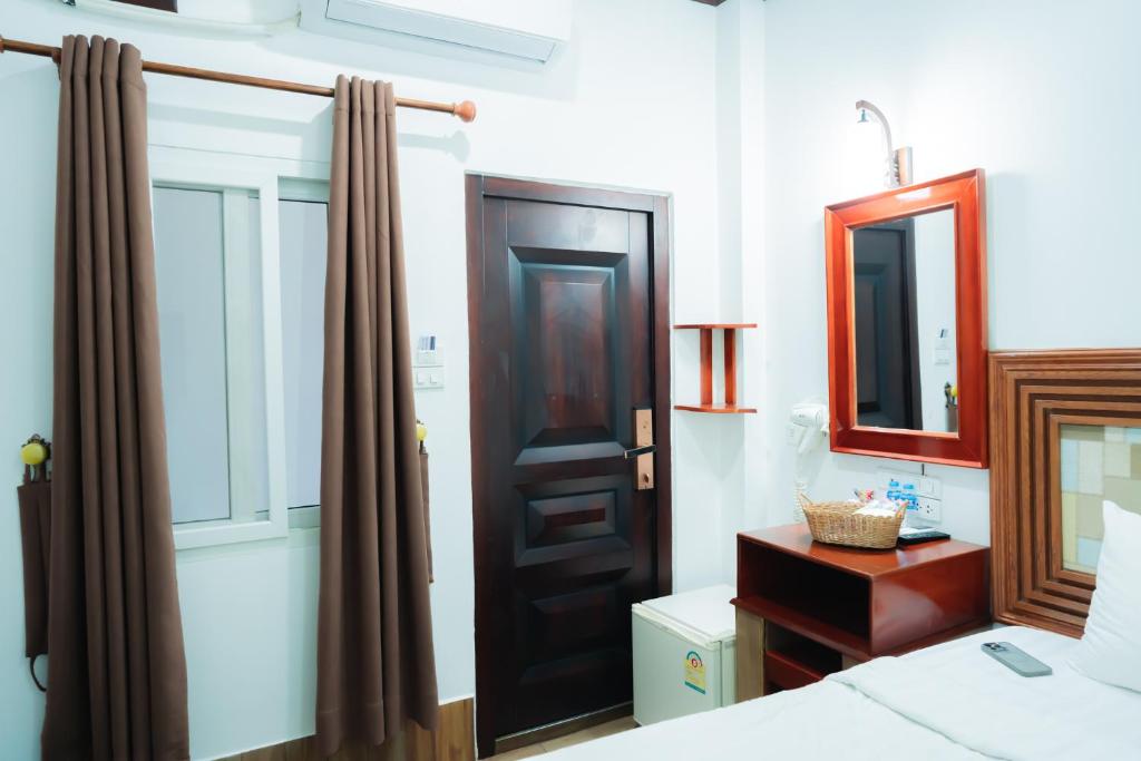 Postel nebo postele na pokoji v ubytování Vientiane Ruby Riverside Hotel